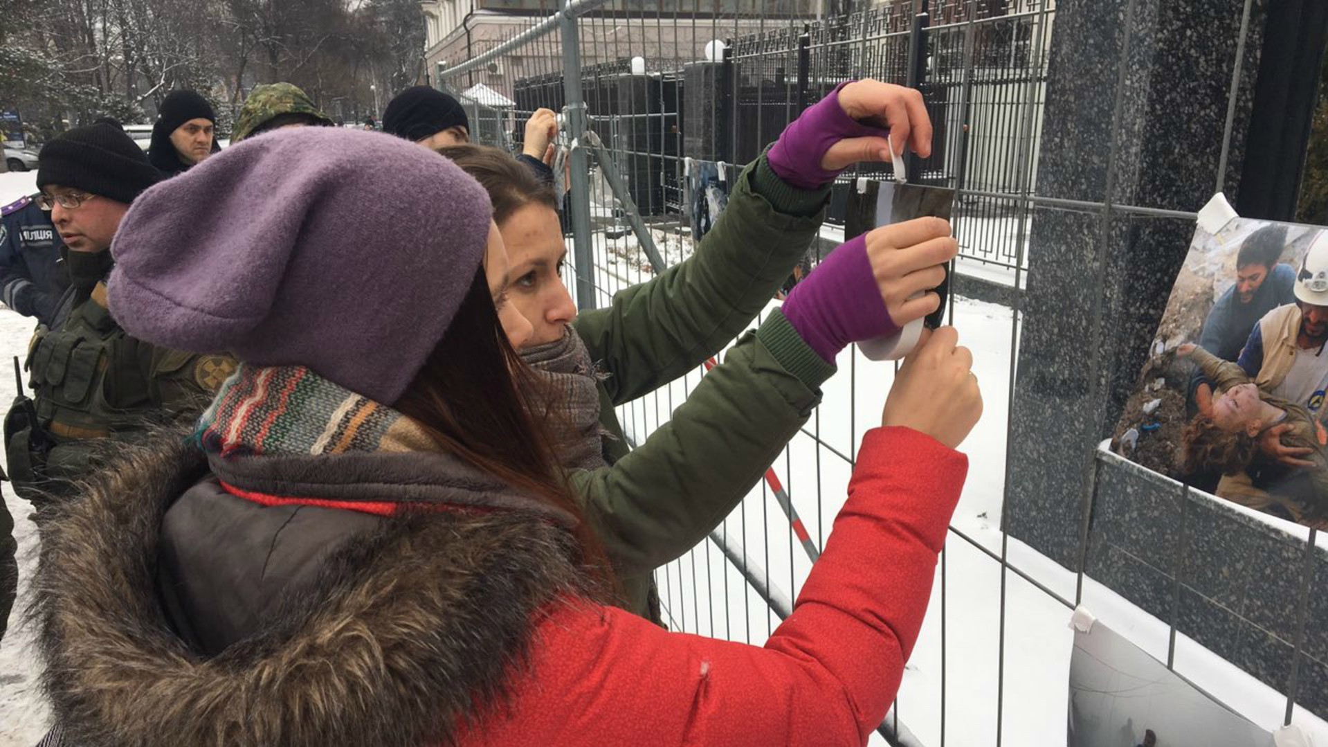 Люди заклеїли паркан посольства фотографіями поранених дітей Алеппо
