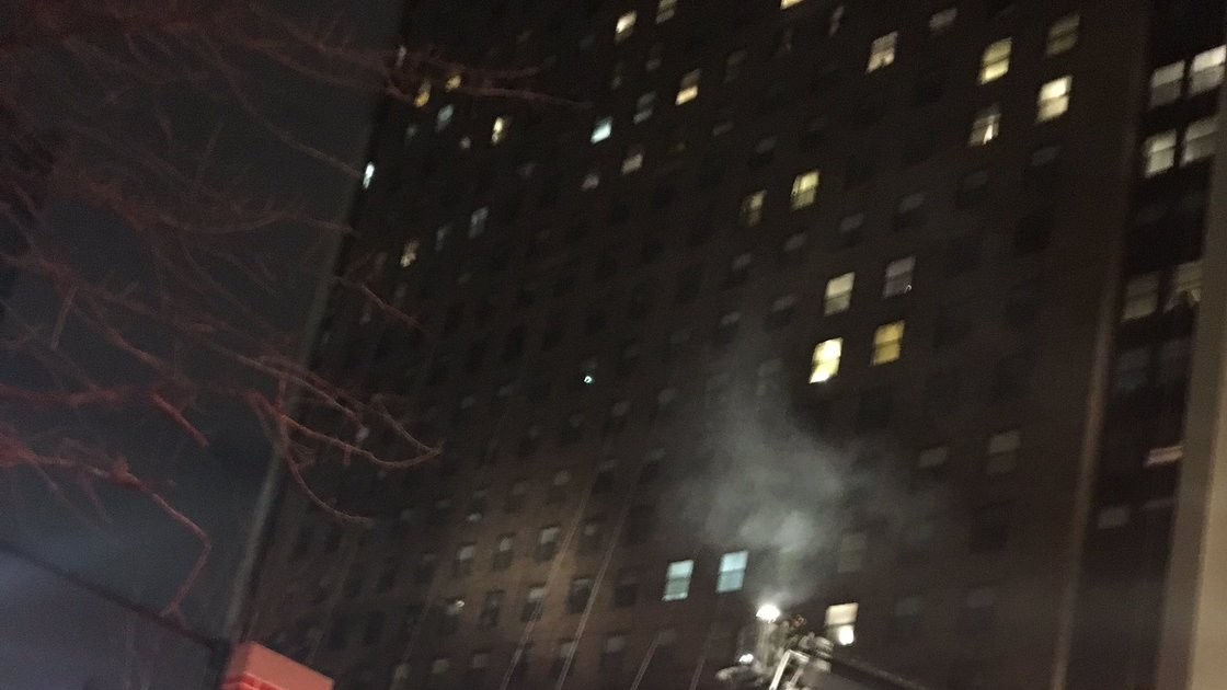 Люди були заблоковані на даху і всередині будівлі