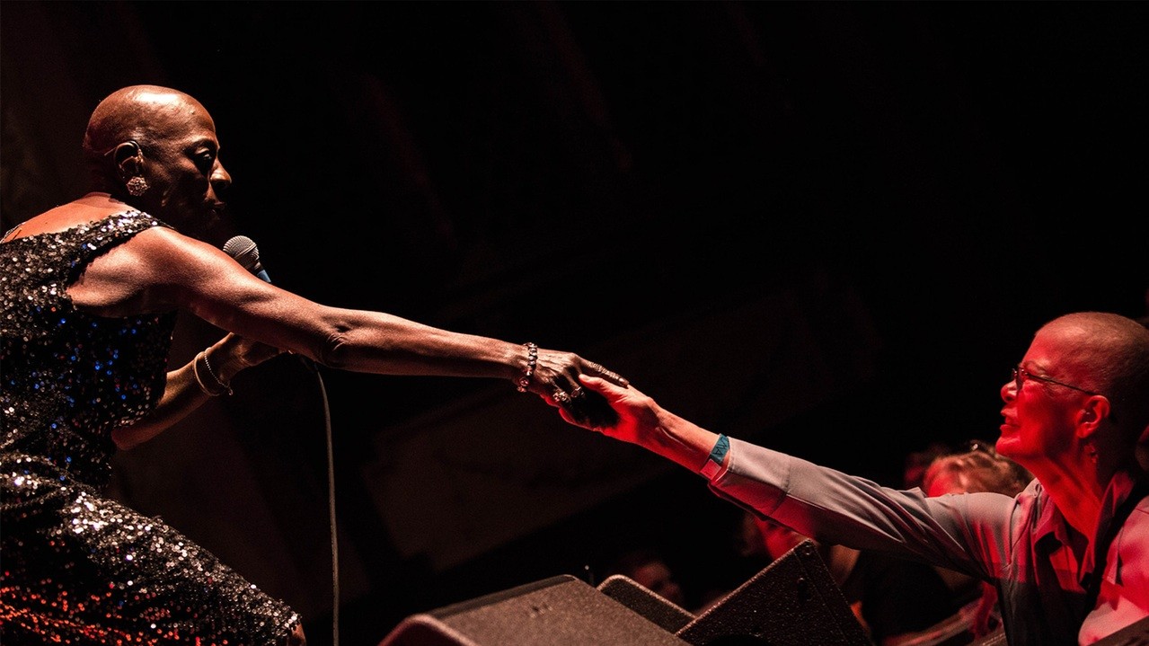 Американська співачка Шерон Джонс простягає руку прихильнику. Фото: Джеффрі Нойбауер