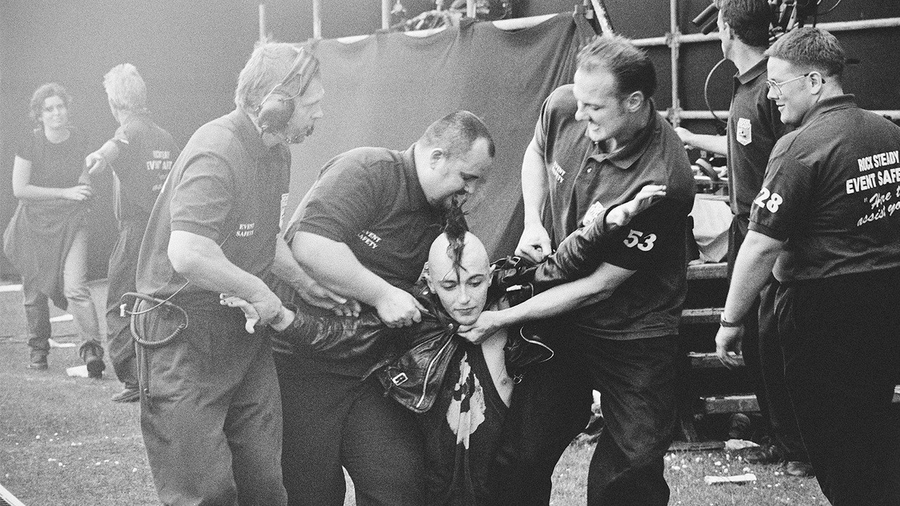 Один з шанувальників гурту Foo Fighters, намагався пробратися до сцени під час виступу на фестивалі T in the Park. Фото: Коен Різ