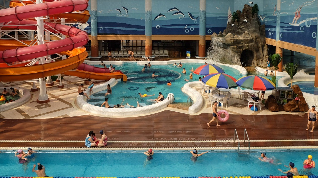 Фото: Фабіан Muir. Аквапарк в Пхеньяні. Із серії Shades of Leisure in North Korea