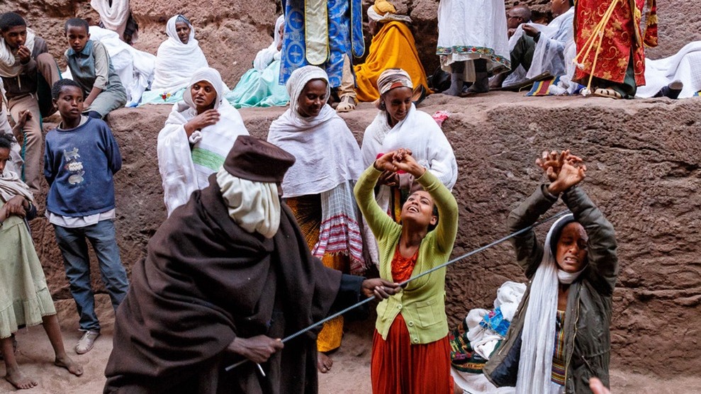 Вигнання диявола. Фото: Маріо Адар. Із серії Ethiopian Christmas Pilgrimage to Lalibela