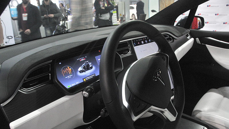 Автовиробники розробляють бездротові зарядки для електромобілів.