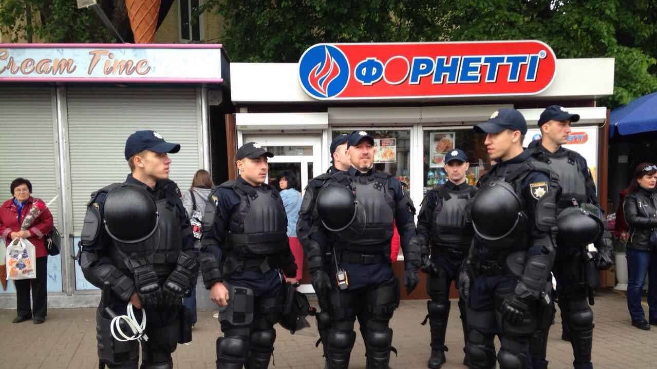 Поліція затримала двох людей за спробу розгорнути банер з георгієвською стрічкою.