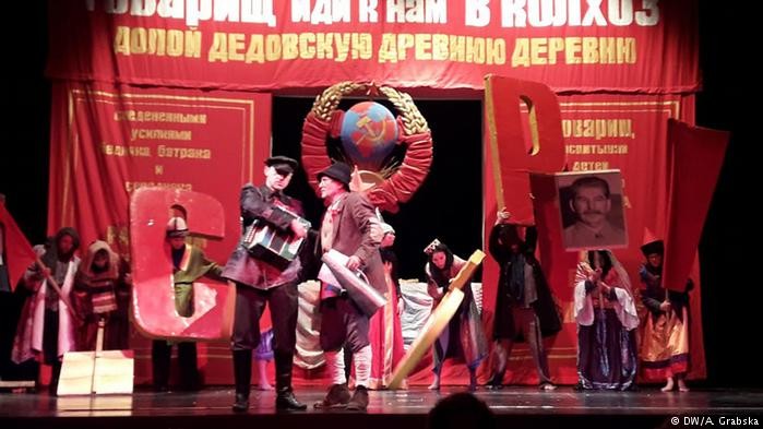 Сцена з вистави "Зерносховище" за п'єсою Наталії Ворожбит