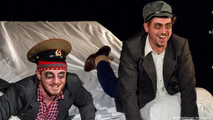 "Слава героям" - комедія про те, що буде, якщо в одній палаті лікарні опиняться двоє ветеранів Другої світової війни, один з яких воював у складі радянської армії, а другий в УПА