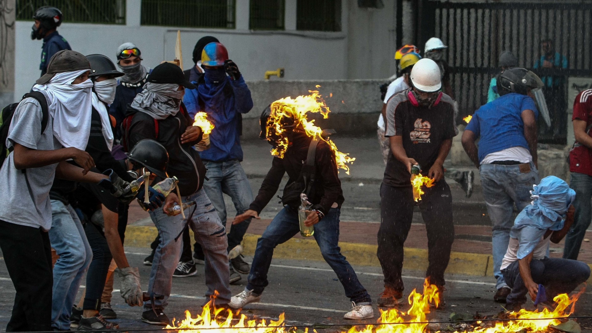 У Каракасі та інших містах тривають сутички демонстрантів з поліцією та армією