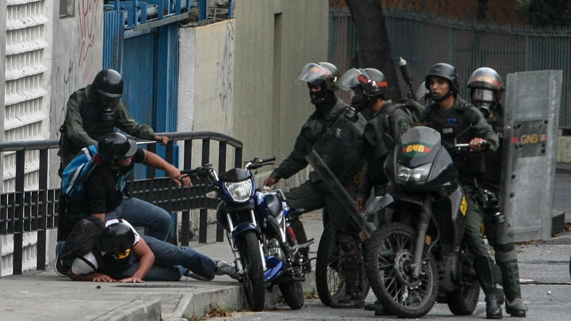 Силові підрозділи блокують парламент і, можливо, навколишні вулиці