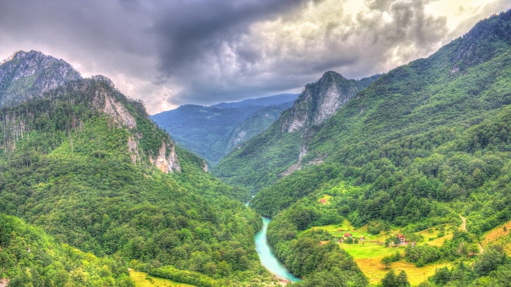 Крім релігійних, у Чорногорії ще чимало проблем