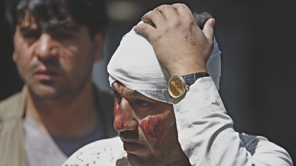 Терорист-смертник привів у дію вибуховий пристрій біля посольства Австралії в Кабулі. Загинуло від 5 до 13 осіб.