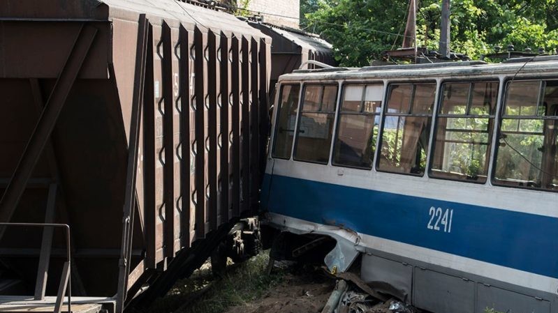 Загиблого внаслідок  аварії у Дніпрі затисло між вагонами трамваю та потягу