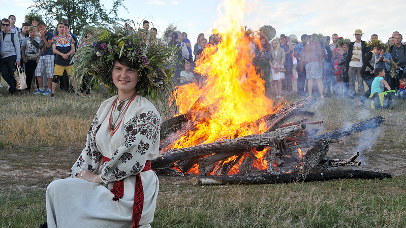 На Івана Купала прийнято стрибати через багаття