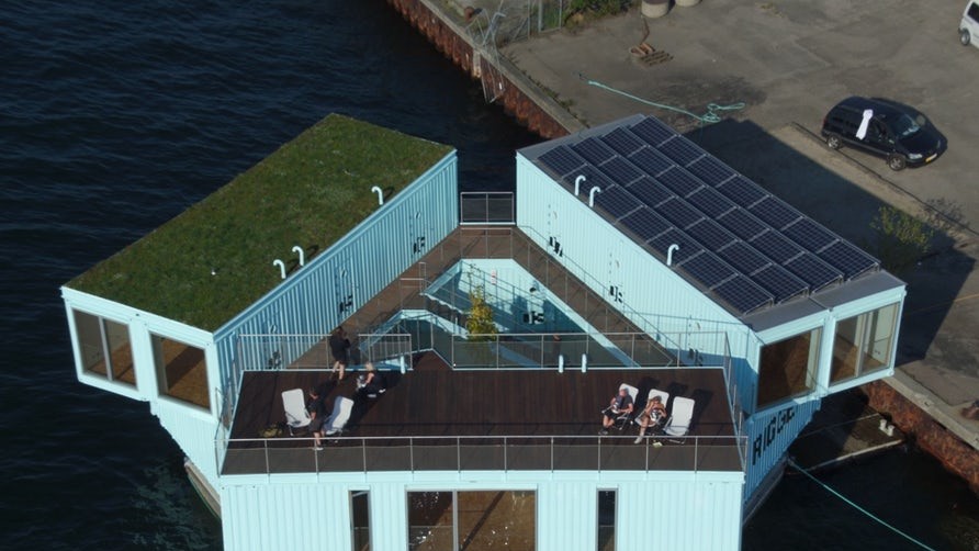 Французька студія BIG представила на конкурсі унікальний житловий комплекс – плаваючий студентський гуртожиток у Копенгагені. Комплекс площею 680 кв.м., має велику терасу на даху і садовий майданчик. Будівля оснащена сонячними батареями і енергоефективною системою теплоізоляції.