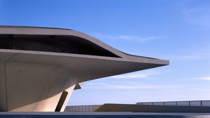 Архітектурне бюро Захи Хадід навіть після смерті легендарної архітекторки вражає неймовірними розробками. У короткому списку фіналістів WAF – морський порт у Салерно (Італія). Розробники порівнюють свій проект із устрицею. Зручно організований внутрішній простір дає змогу відвідувачам вільно пересуватися між терміналами.