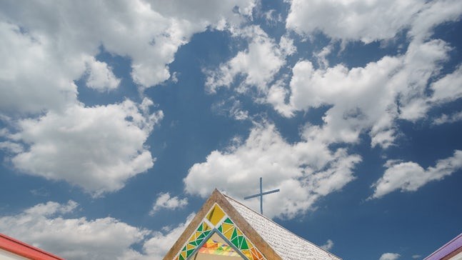 Каплиця на території лікарні у м. Памбуджан (Філіппіни); за словами розробників, каплиця нагадує складені під час молитви долоні.