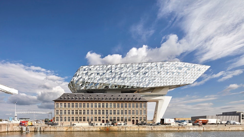 Порт в Антверпені, розробка студії Захи Хадід. Будівля порту нагадує величезний скляний корабель.