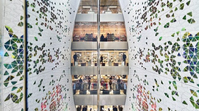 Оновлений дизайн паризького універмагу Printemps. Крізь атріум відвідувачі мають змогу побачити усі рівні будівлі.