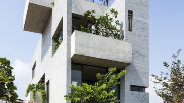 Житловий будинок площею 233 кв.м від архітекторів в’єтнамської студії Vo Trong Nghia передбачає ефективне використання площі і ресурсів. Ретельно продуманий інтер’єр і оптимальне розташування зон гарантує великій сім’ї зручне перебування у помешканні. Особливості будівлі додають «внутрішній» і «зовнішній» сади, які забезпечують затінок і прохолоду.