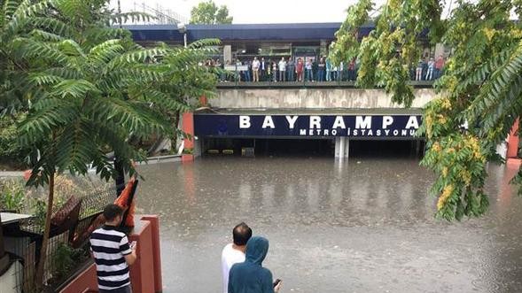 Сильні дощі у вівторок в Стамбулі паралізували життя міста