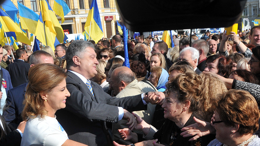 Лише третина українців вірять, що успіху можна досягти без грошей і зв'язків