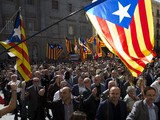 Конституція Іспанії дозволяє розігнати сепаратистський уряд Каталонії, але Мадрид боїться це робити.
