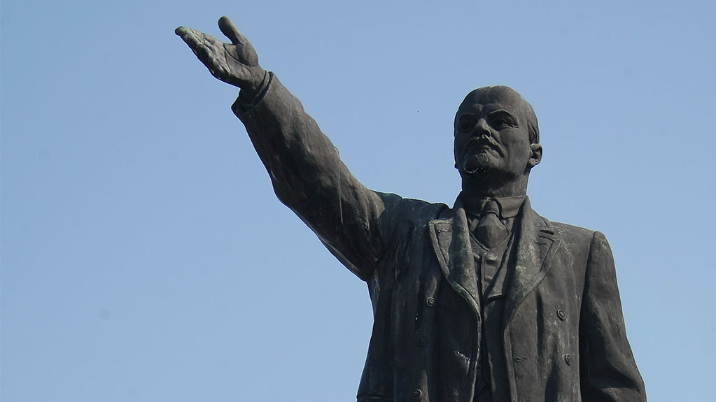 К демонтажу памятников коммунистическим лидерам присоединились местные жители