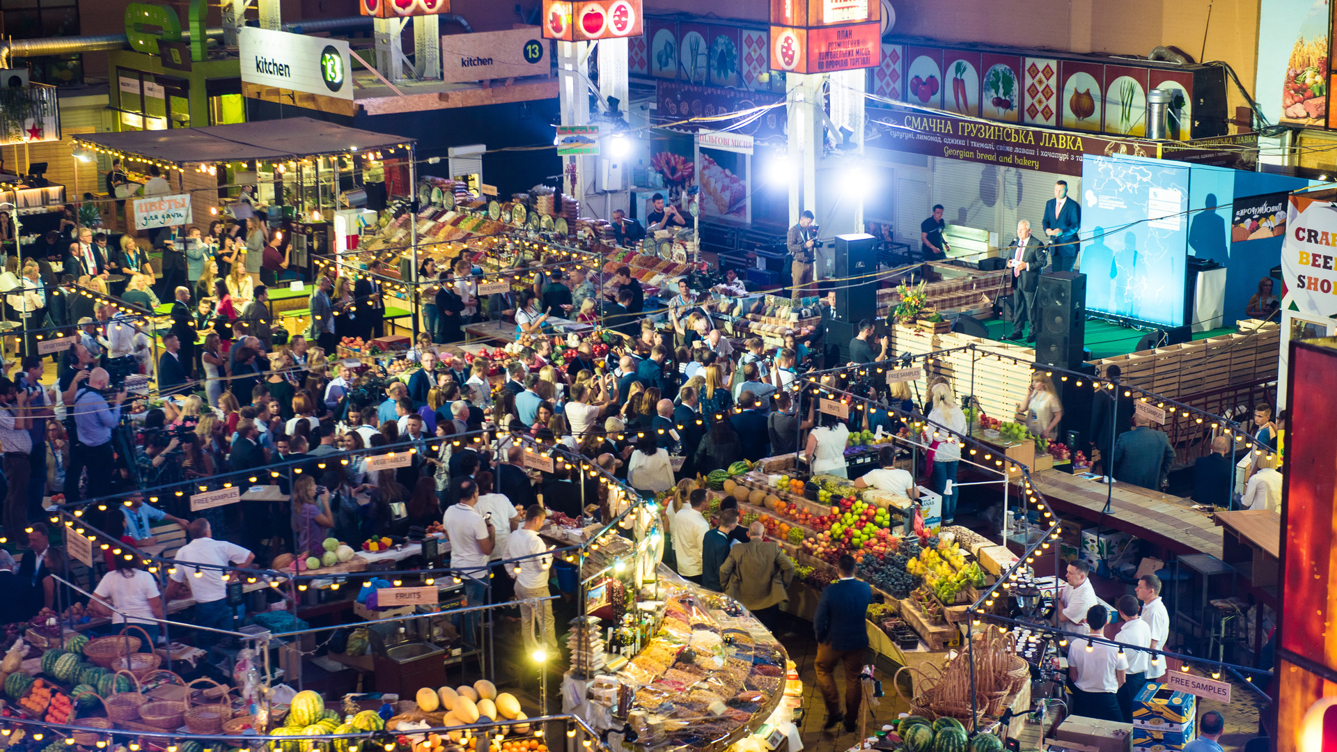 В Києві на Бесарабці пройшло відкриття форуму YES