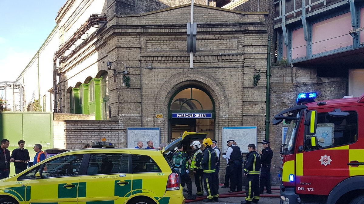 Взрыв в метро Лондона: 20 человек получили травмы. Полиция говорит, что это теракт.