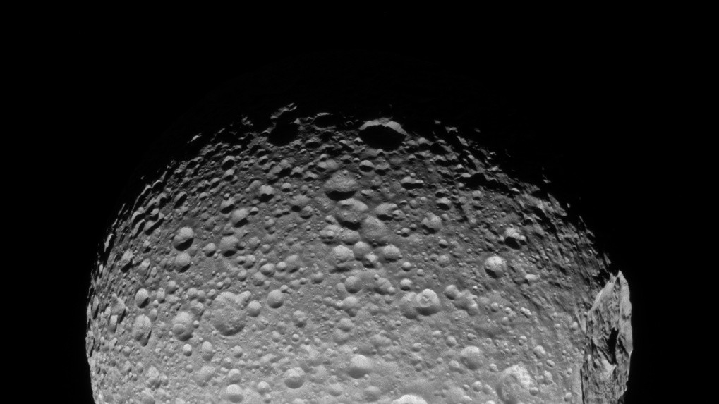 На фото можна побачити гору на Мімасі