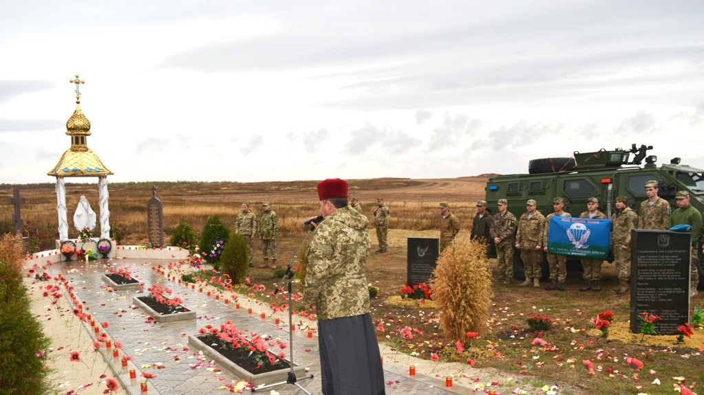На Карачуні встановили пам'ятний знак Героям Небесної сотні та загиблим за територіальну цілісність України