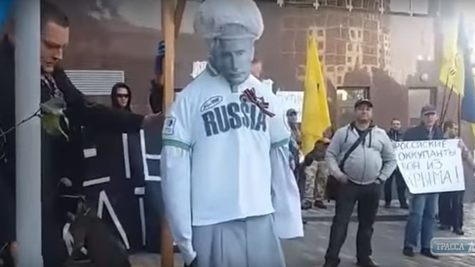 Во время акции активисты "повесили" и сожгли чучело Путина