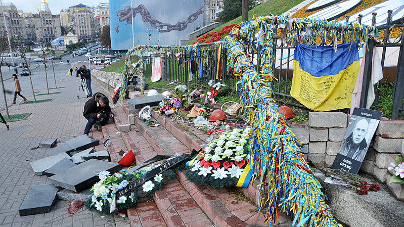 Житель Севастополя разрушил памятные знаки героям Революции Достоинства в Киеве