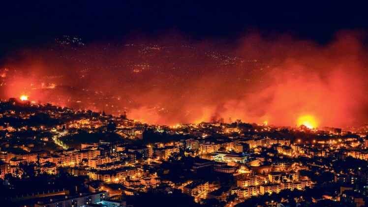 Вогняна стихія виявляється може впливати і на політику: глава МВС Португалії пішла у відставку через лісові пожежі.