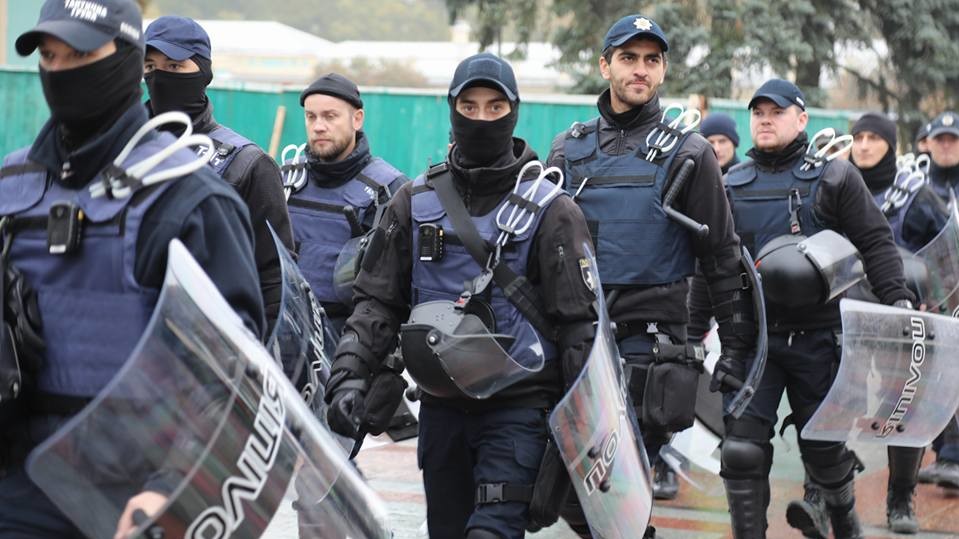 Біля входів у будівлю і комітети Ради чергують групи правоохоронців