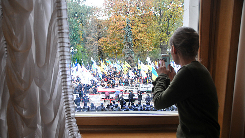 Українці прохолодно поставилися до конфлікту Саакашвілі з Порошенком
