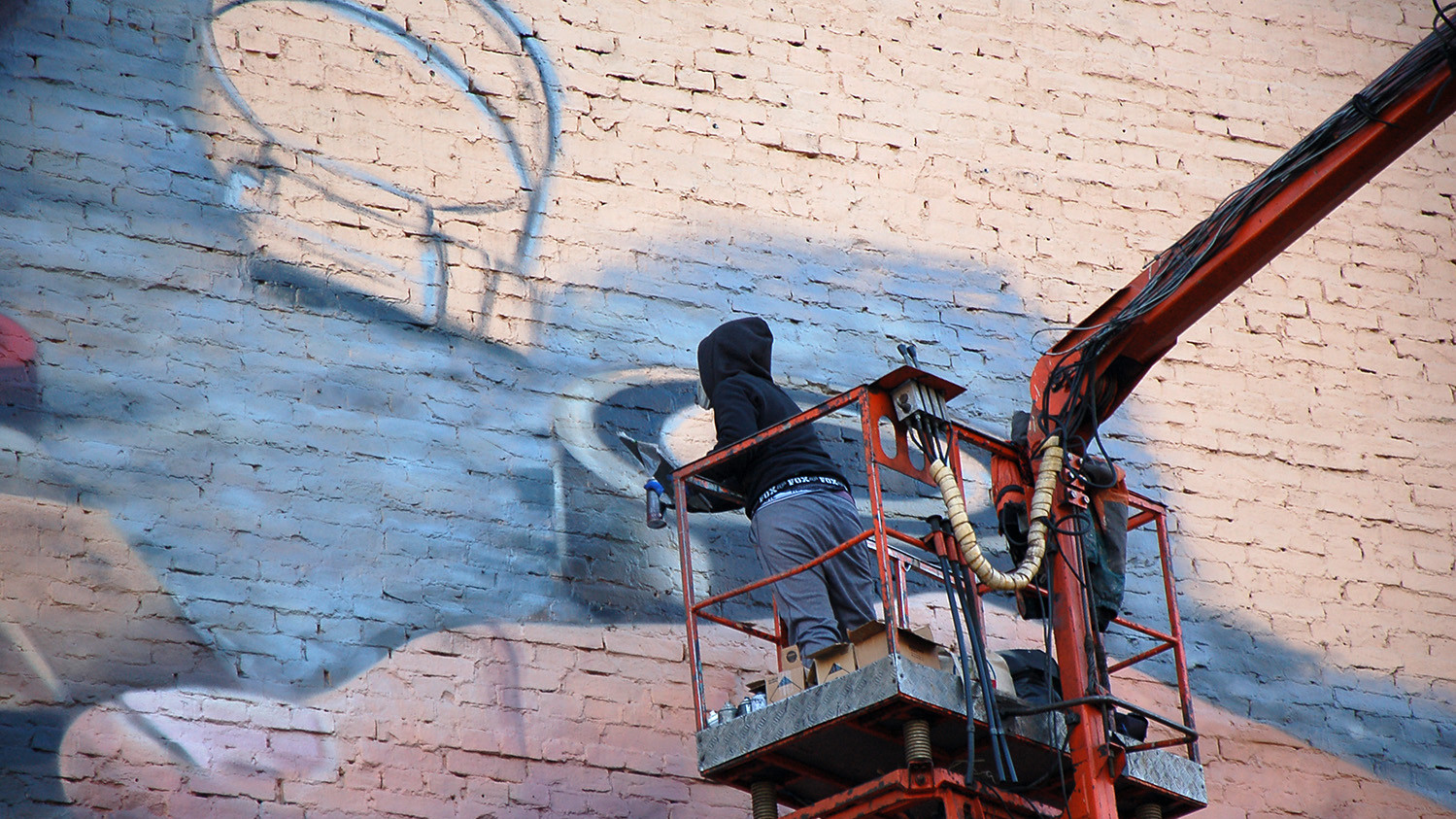 BKFOXX під час роботи над муралом