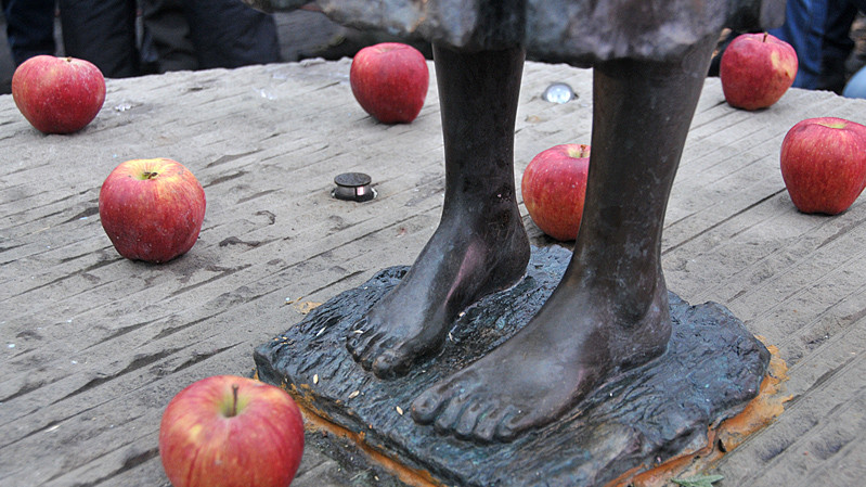 День пам'яті жертв голодоморів щорічно відзначається четвертої суботи листопада