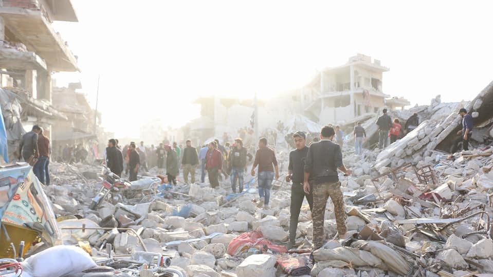 К масштабным разрушениям и смертям привела бомбежка рынка в сирийском городе Атареб.