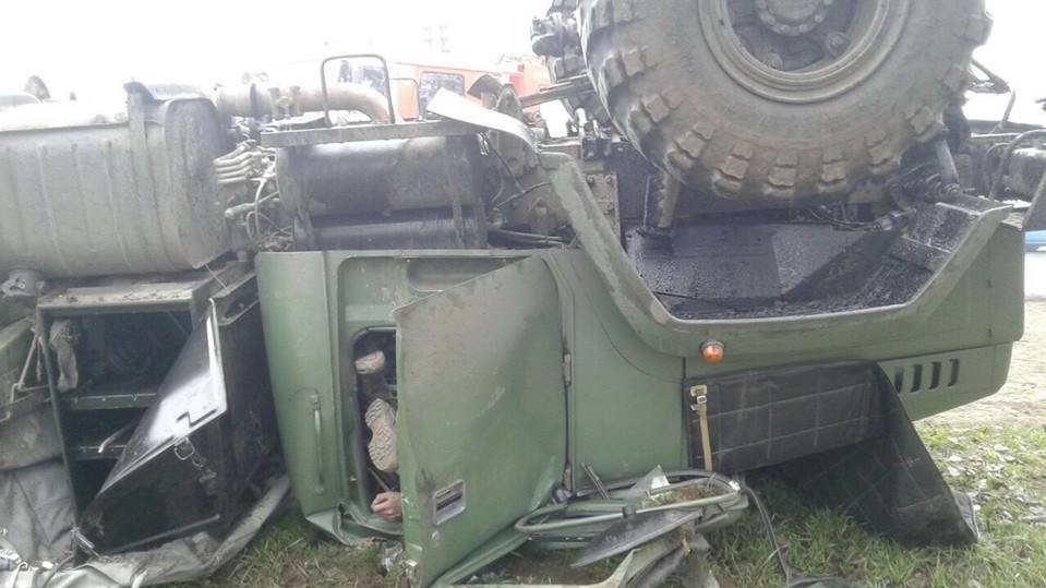 В Запорожье перевернулся армейский грузовик