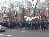 Учасники нібито мирного маршу готуються до штурму будівлі МЦКМ