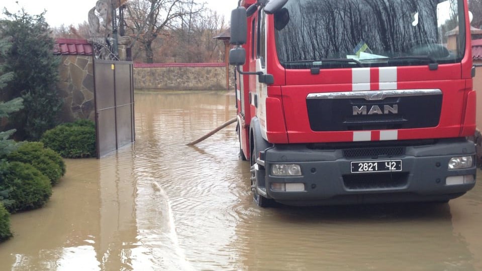 До ліквідації наслідків повені долучились понад 560 рятувальників та майже 100 одиниць техніки