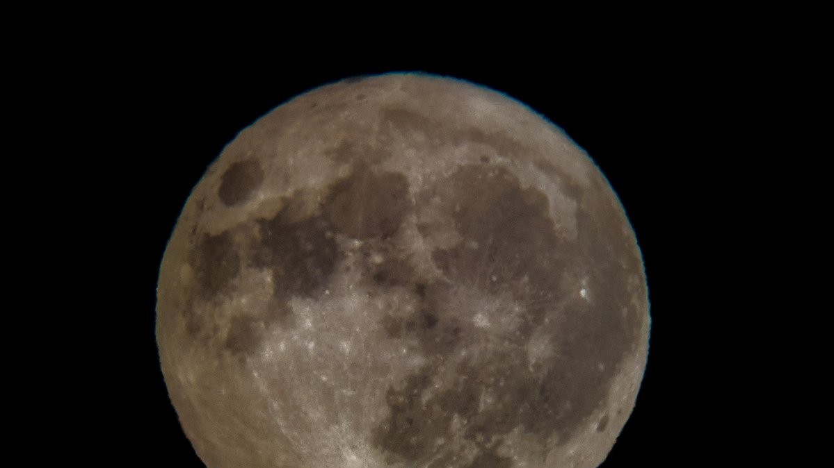 Вода складає 0,6% маси Місяця