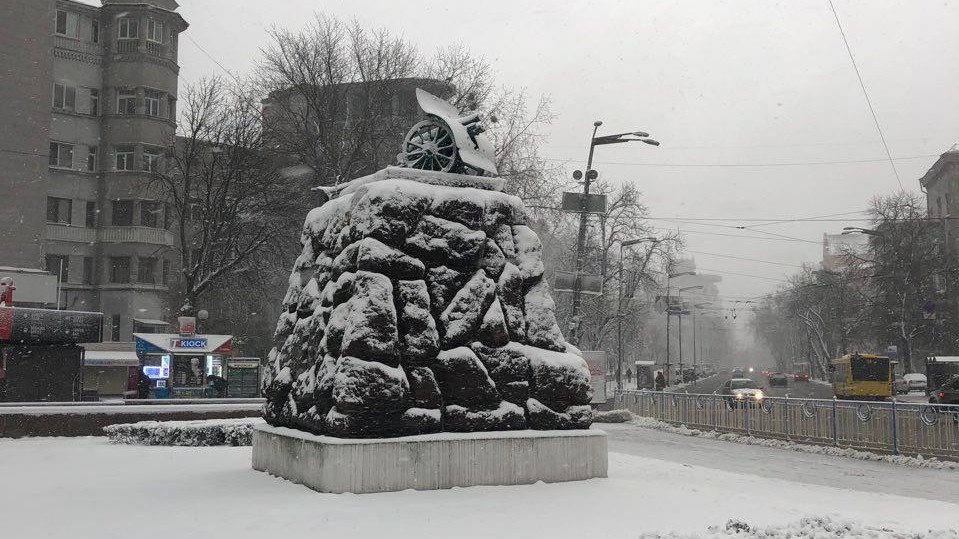 У столичній мерії зазначили, що батьки, які залишать дітей вдома, допоможуть розвантажити транспорт