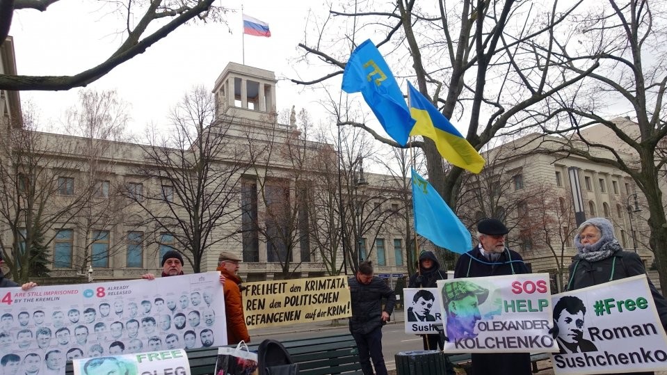 Активисты требовали освободить политзаключенных и остановить Путина