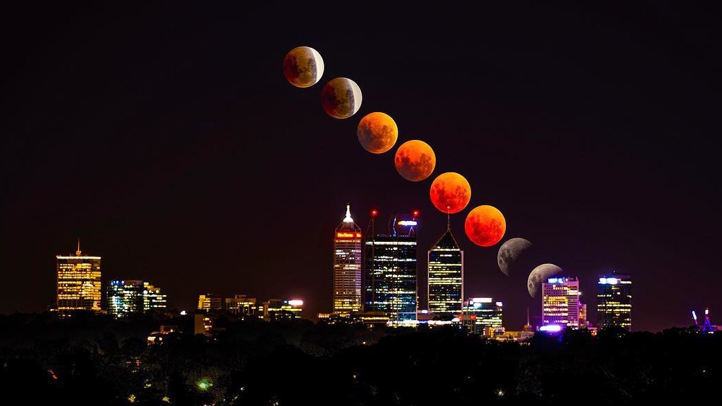 Фотограф сделал кадры разных фаз Луны и объединил в одном фото