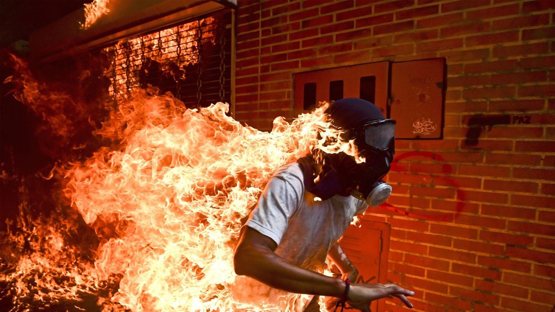 Учасник антиурядових акцій протесту в Каракасі, столиці Венесуели. Фото: Рональдо Шмідт. Категорія «Фотографія року»