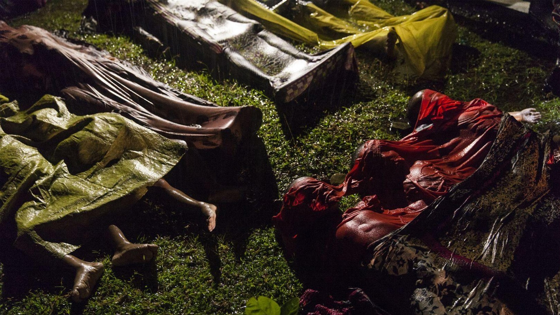 Тіла людей, загиблих при спробі втекти з М'янми. Зі 100 чоловік на борту судна врятувалися тільки 17. Фото: Патрік Браун. Категорія «Фотографія року»