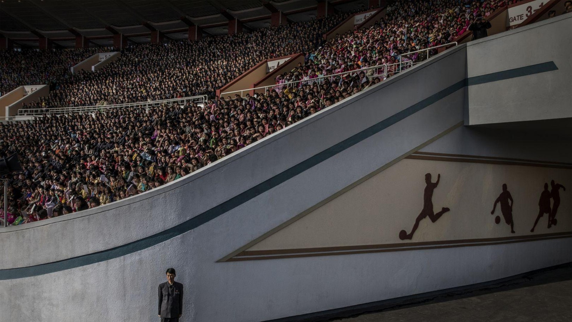 Глядачі очікують початку змагань на стадіоні імені Кім Ір Сена в Пхеньяні. Фото: Роджер Тюрессон. Категорія «Проблеми сучасності»