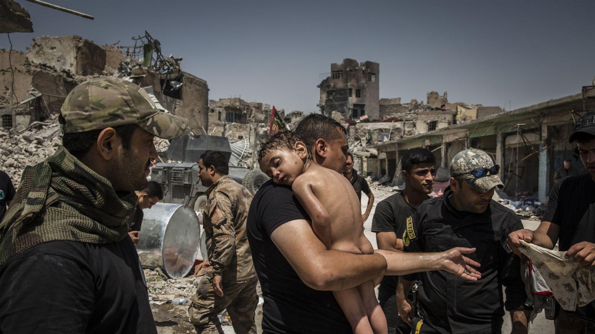 Хлопчик, якого вдалося забрати із зони, контрольованої «Ісламською державою». Фото: Айвор Прікетт. Категорія «Фотографія року»