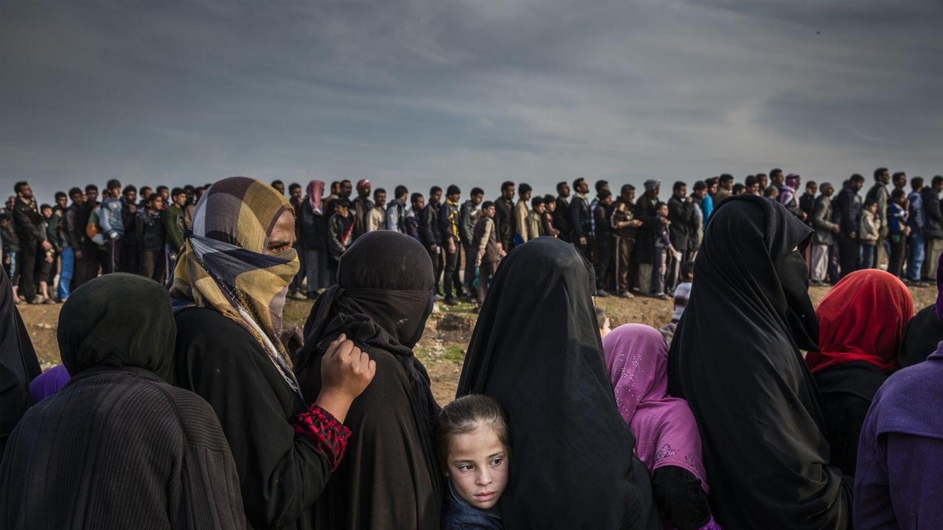 Жителі Мосула (Ірак) в черзі за гуманітарною допомогою. Фото: Айвор Прікетт. Категорія «Фотографія року»